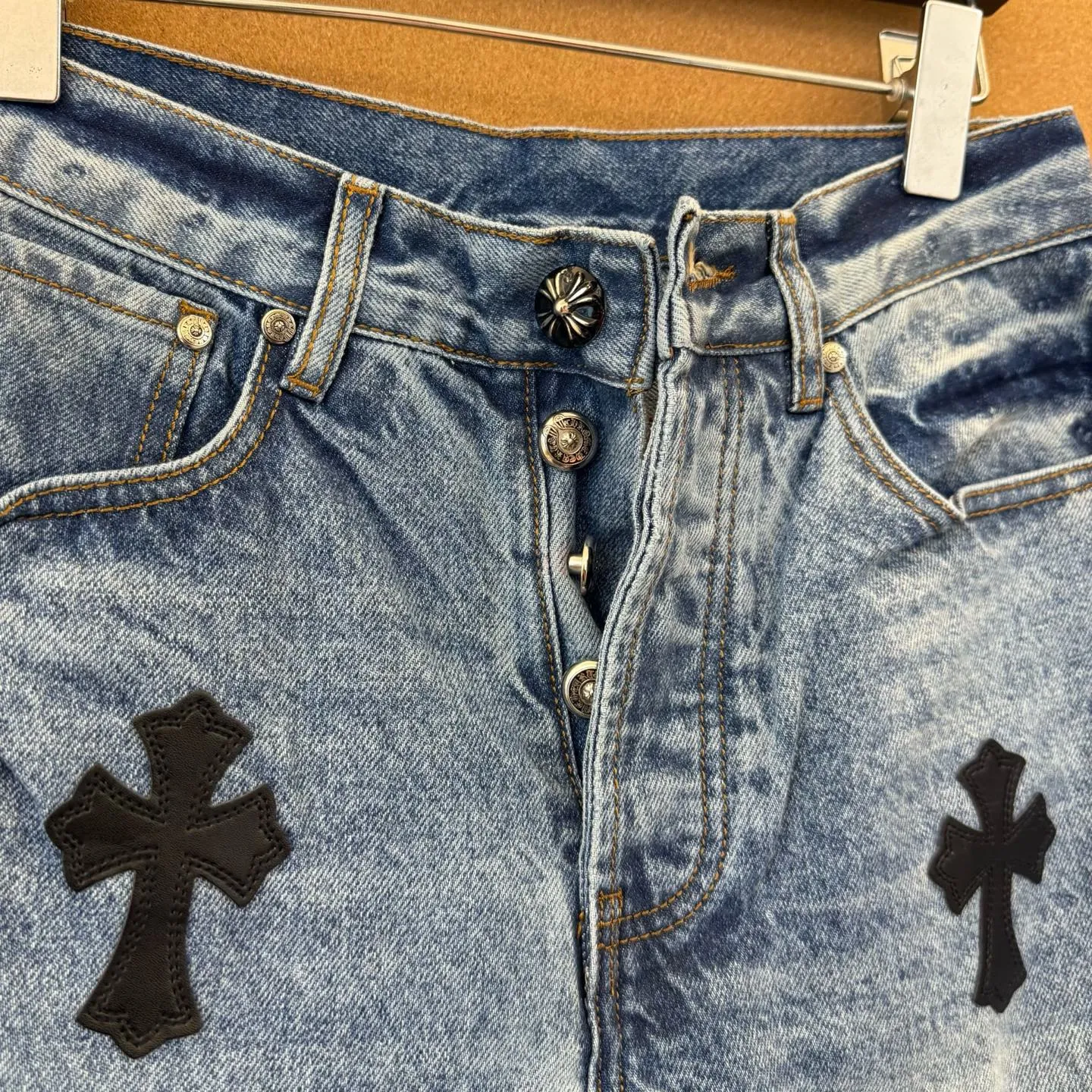 P280 Style number D321 chromehearts three-color patchwork leather jeans SIZE#28-36 Size reference# 28 pants length 102 waist 70 hips 96 30 pants length 104 waist 74 hips 100 32 pants length 106 waist 78 hips 104 34 pants length 108 waist 82 hips 108